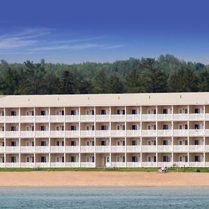 Mackinaw Beach And Bay Inn & Suites